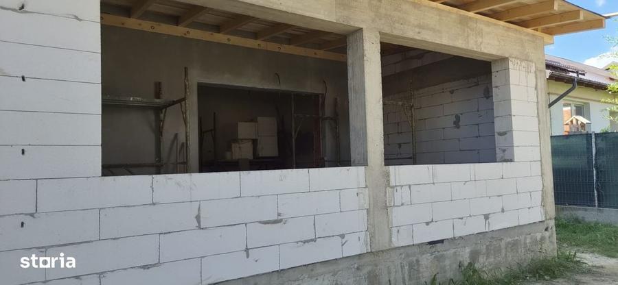 Casă cu 4 camere în Bascov