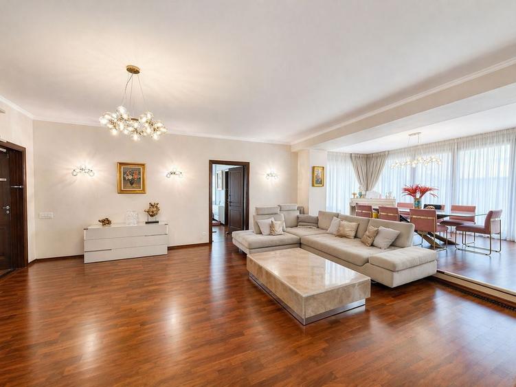 Apartament cu 4 camere decomandat în Kiseleff