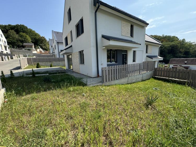 Duplex cu 6 camere cu Canalizare în Tăuți