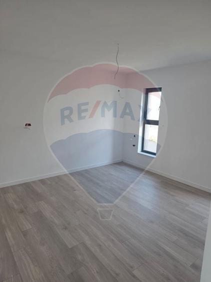 Casă cu 4 camere cu Teren 560 Mp în Balotești