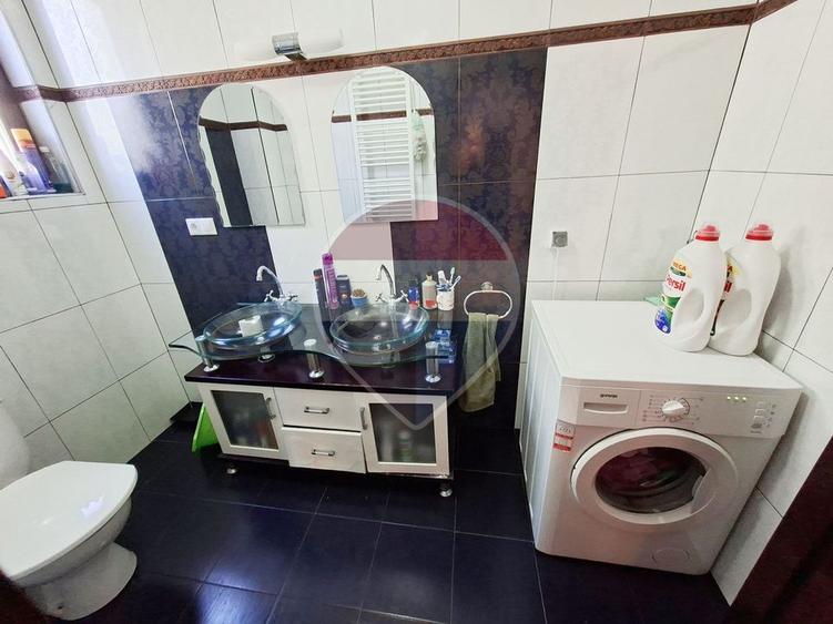 Casă individuală cu 6 camere cu Piscina în Central