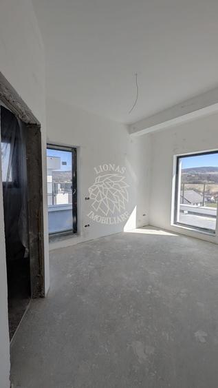 Penthouse cu 3 camere semidecomandat în Sud