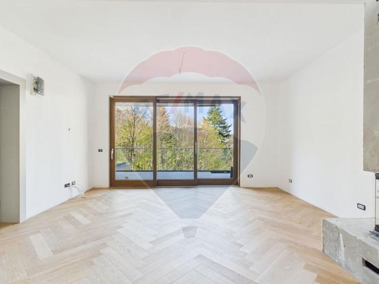 Apartament cu 4 camere decomandat în Calea Moroieni