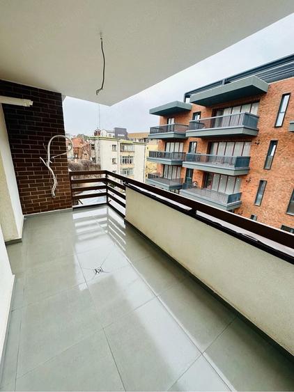 Apartament cu 4 camere semidecomandat în Cișmigiu