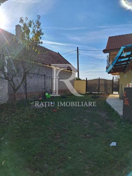 Casă individuală cu 6 camere cu Canalizare în Sărsig