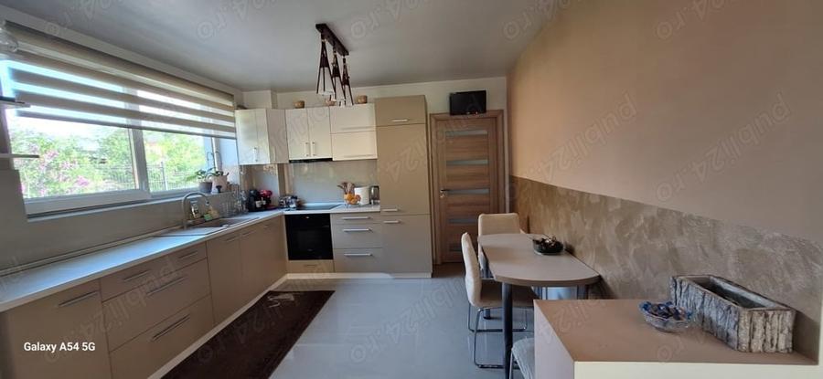 Casă cu 5 camere cu Teren 2500 Mp în Iris