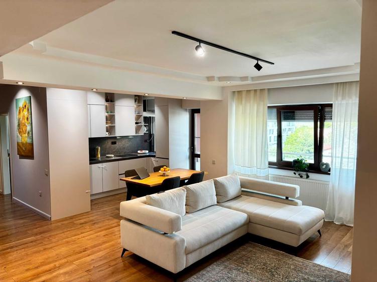 Apartament cu 3 camere semidecomandat în Est