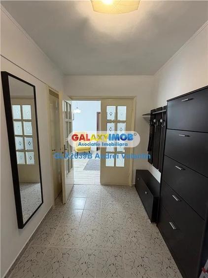 Apartament cu 3 camere semidecomandat în Berceni