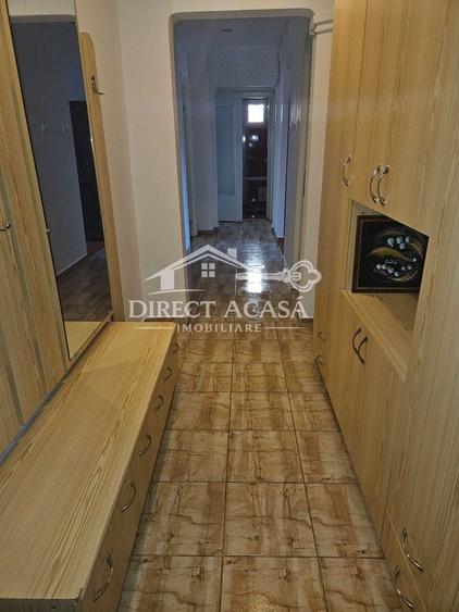 Apartament cu 3 camere decomandat în Cornișa