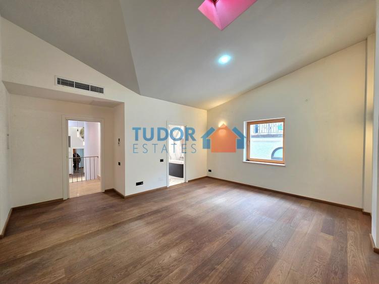 Casă individuală cu 10 camere cu Teren 150 Mp în Capitale