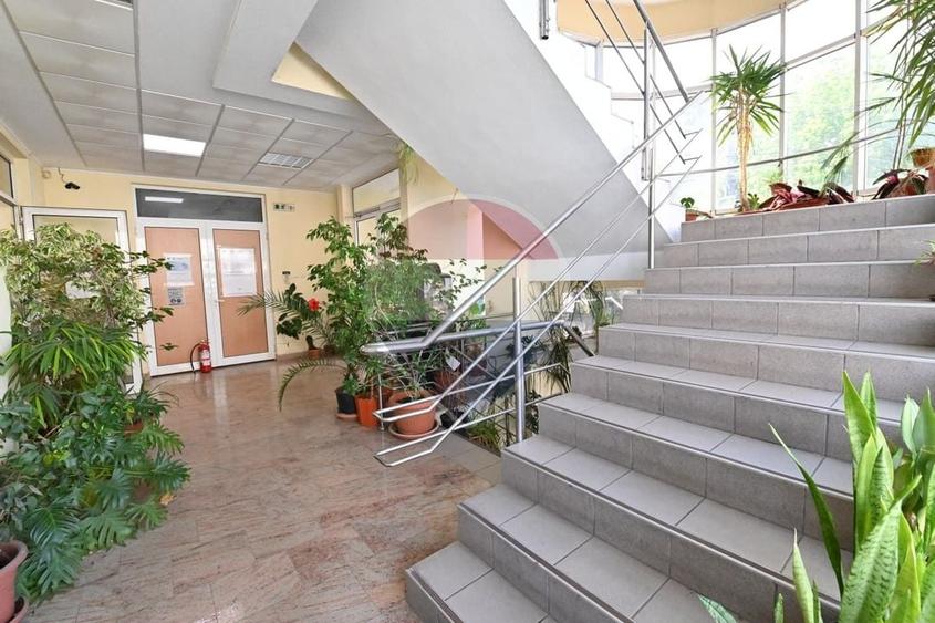 Birou, de 1,525 mp, în Central