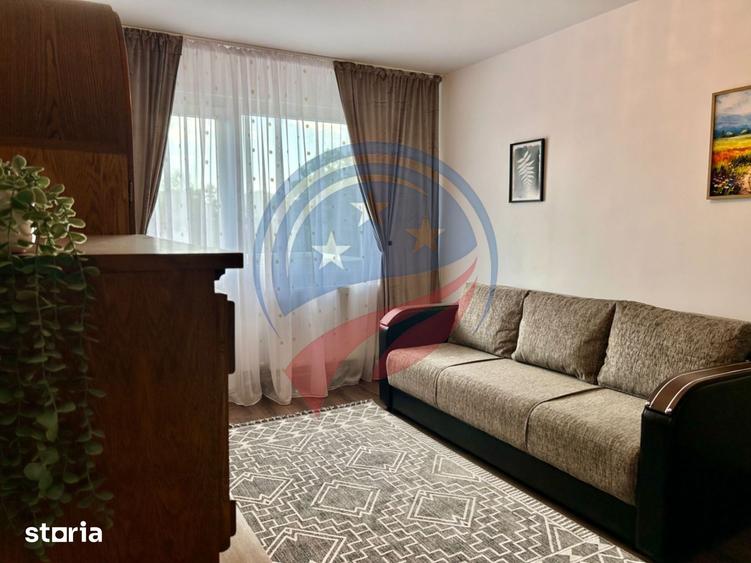 Apartament cu 3 camere semidecomandat în Sărari