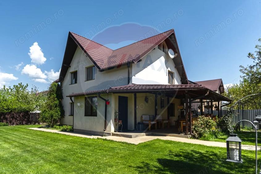 Casă cu 4 camere cu Teren 589 Mp în Feldioara