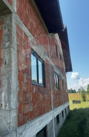 Casă cu 5 camere cu Teren 1000 Mp în Costâna