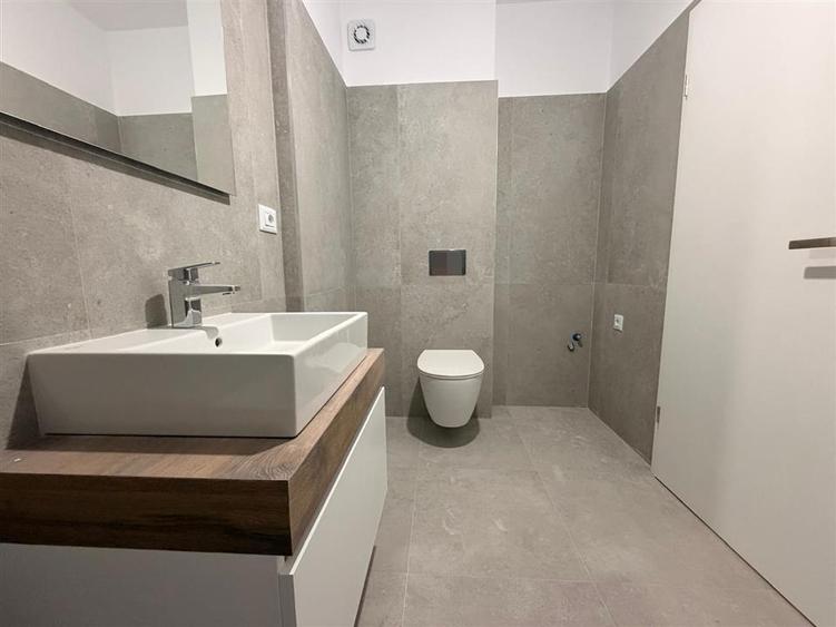 Apartament cu 2 camere decomandat în Tractorul