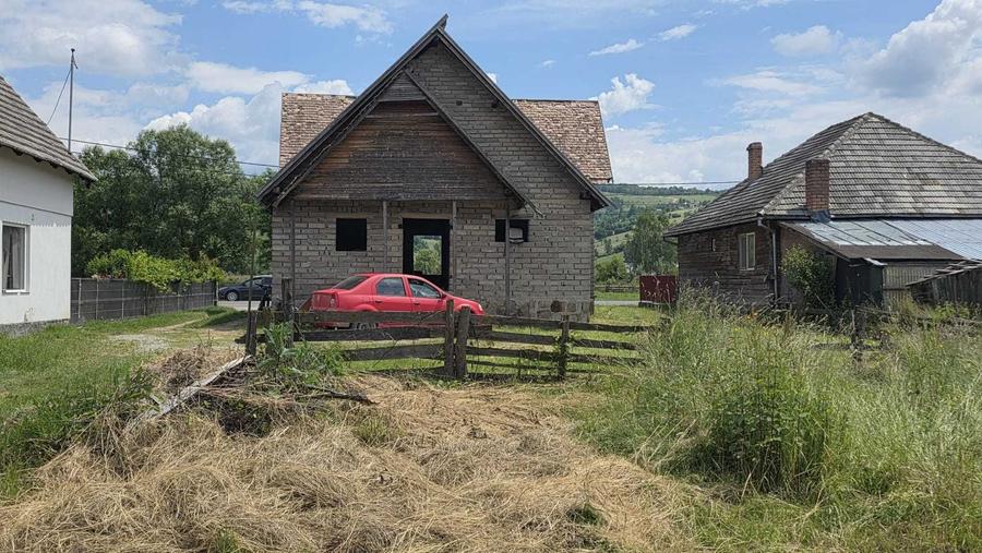 Casă cu 4 camere în Barcani