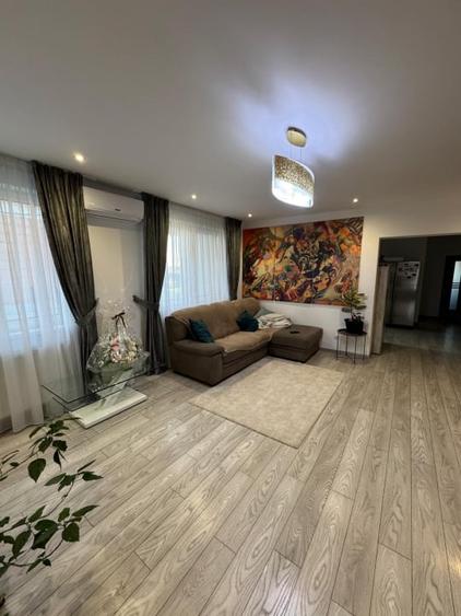 Casă individuală cu 7 camere cu Canalizare în Săsar