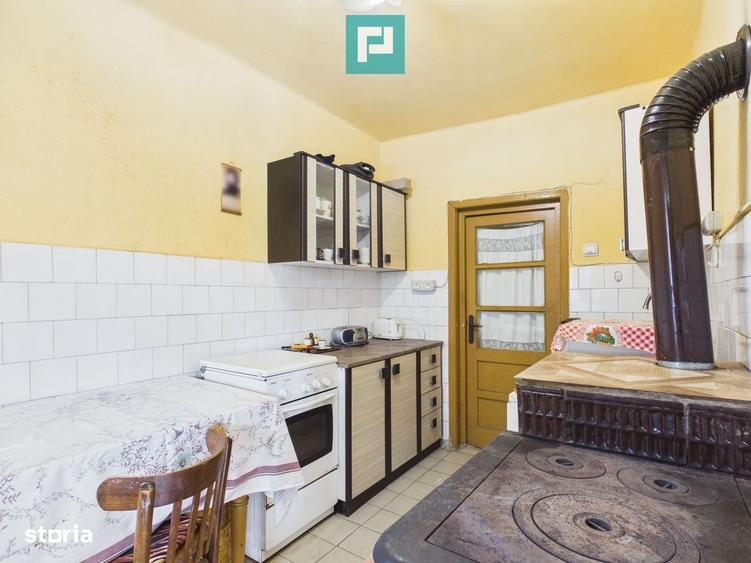 Casă cu 4 camere semidecomandat cu Teren 1316 Mp în Săvârșin
