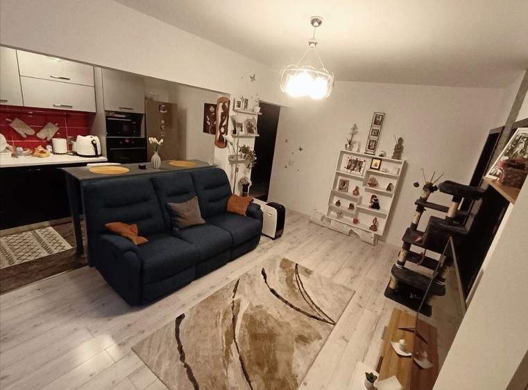 Apartament cu 3 camere semidecomandat în Central