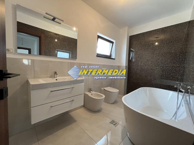 Casă individuală cu 4 camere cu Canalizare în Cetate