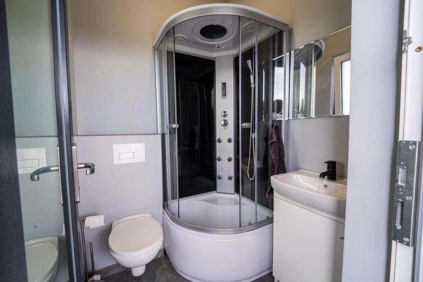 Casă individuală cu 4 camere cu Piscina în Moșnița Nouă