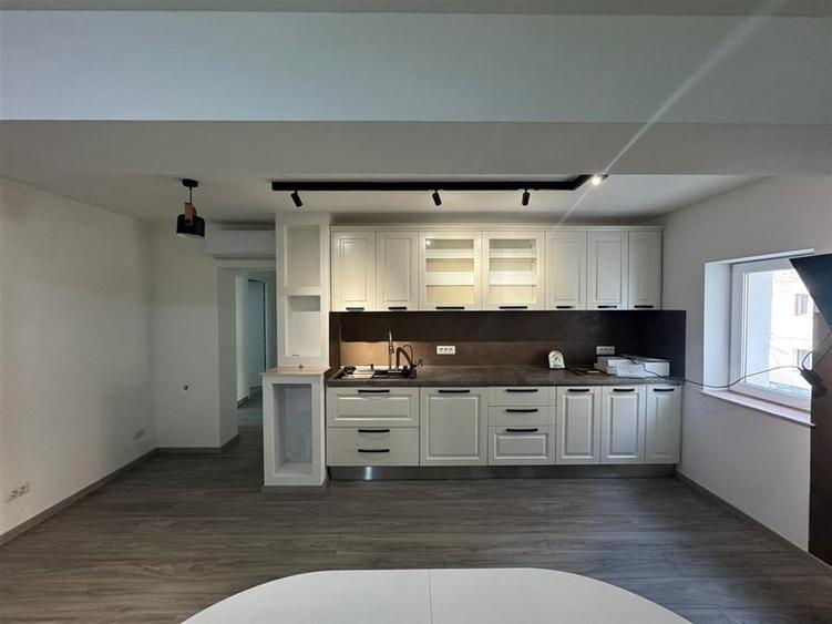 Apartament cu 3 camere decomandat, mobilat în Brăilei