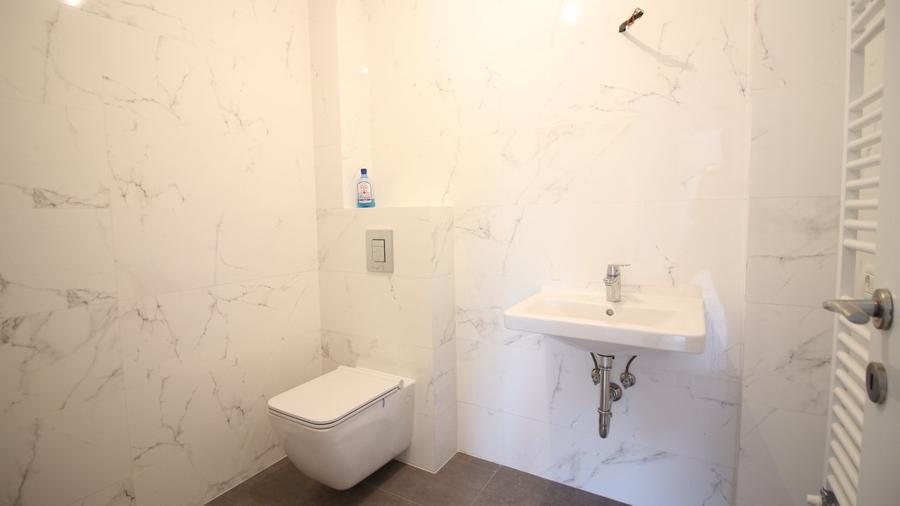 Apartament cu 4 camere semidecomandat în Băneasa