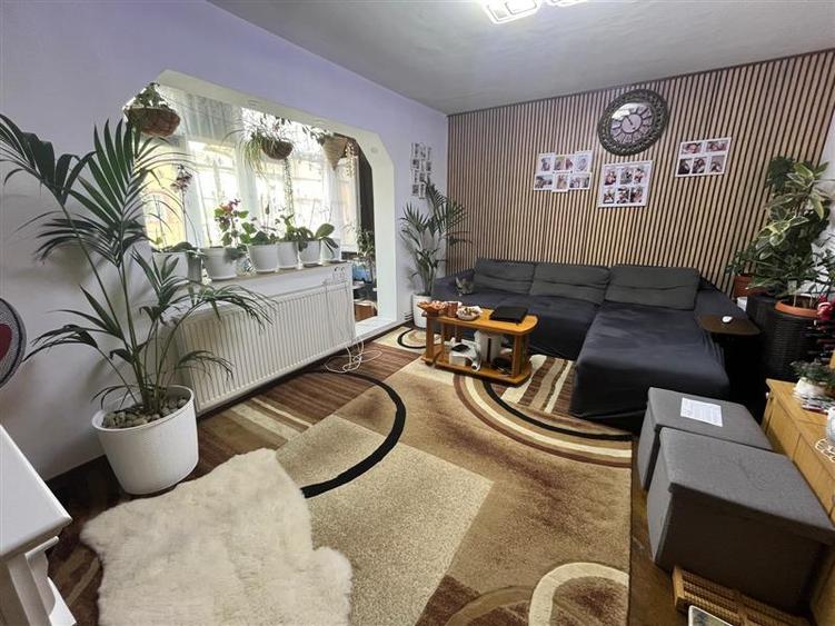 Apartament cu 3 camere decomandat, mobilat în Vest