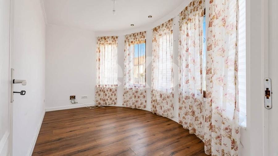 Casă individuală cu 8 camere cu Teren 930 Mp în Dumbrăvița