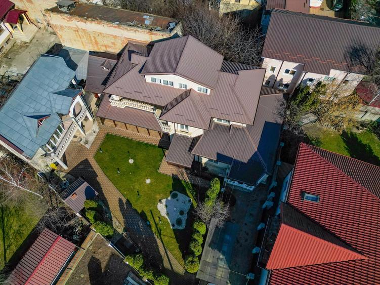 Casă individuală cu 8 camere cu Canalizare în Central
