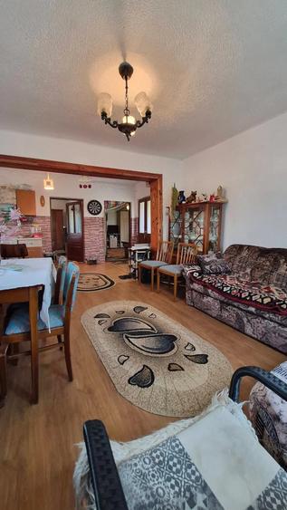 Casă cu 5 camere cu Teren 2800 Mp în Exterior Vest