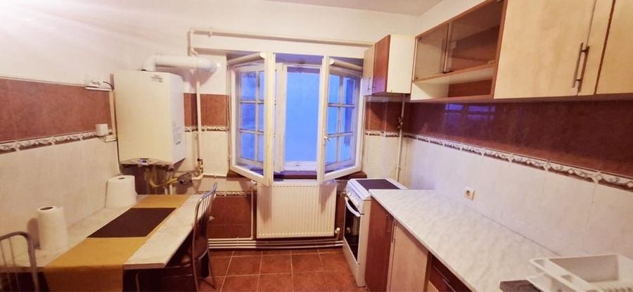 Apartament cu 3 camere semidecomandat în Central