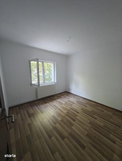 Apartament cu 4 camere decomandat în Micro 16