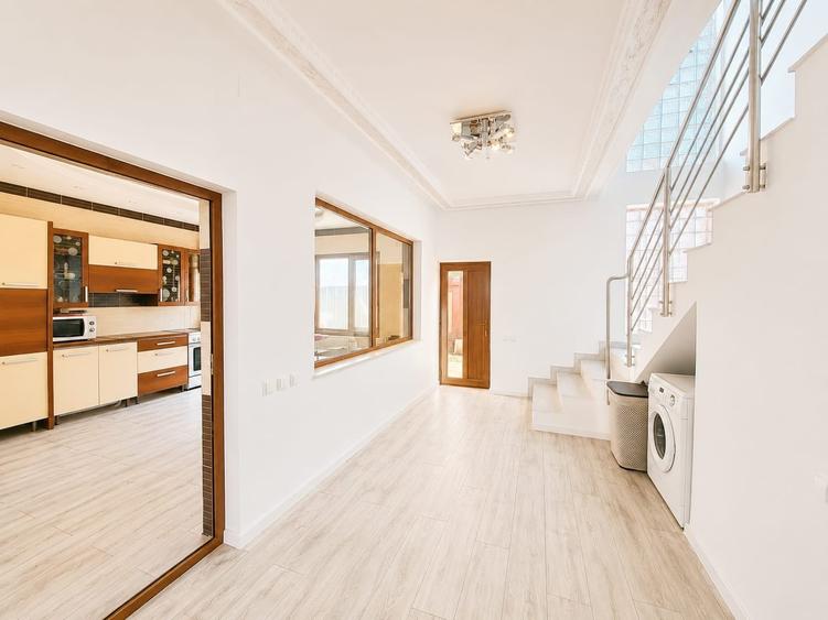 Casă cu 6 camere decomandat cu Canalizare în Valu lui Traian