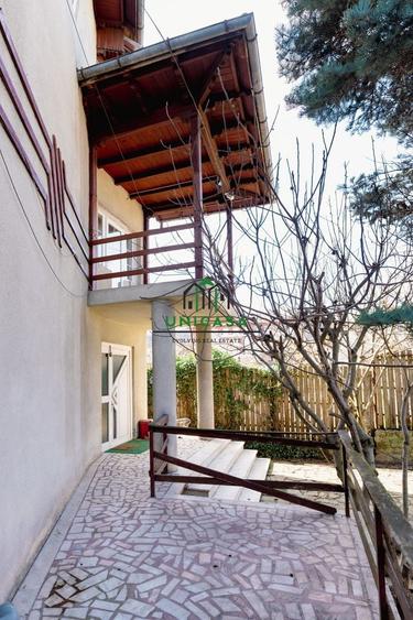 Casă individuală cu 7 camere cu Canalizare în Cartierul Nord