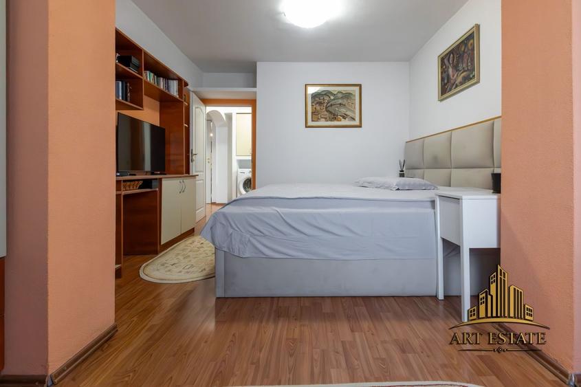 Apartament cu 4 camere decomandat, mobilat în Alexandru cel Bun