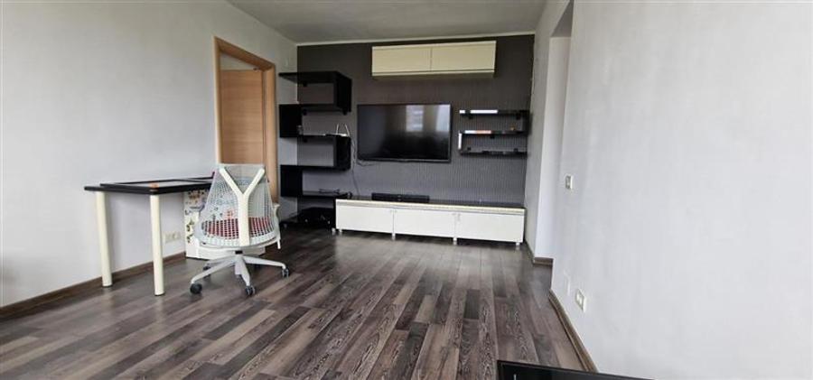Apartament cu 3 camere semidecomandat, mobilat în Dristor