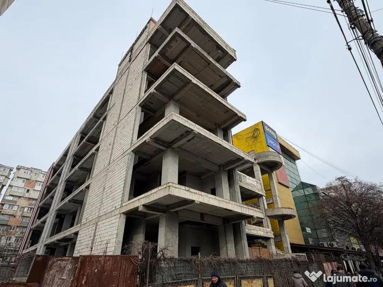 Spațiu comercial, de 2,742 mp, în Central