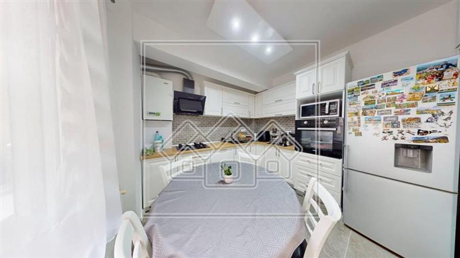 Apartament cu 3 camere semidecomandat în Turnișor