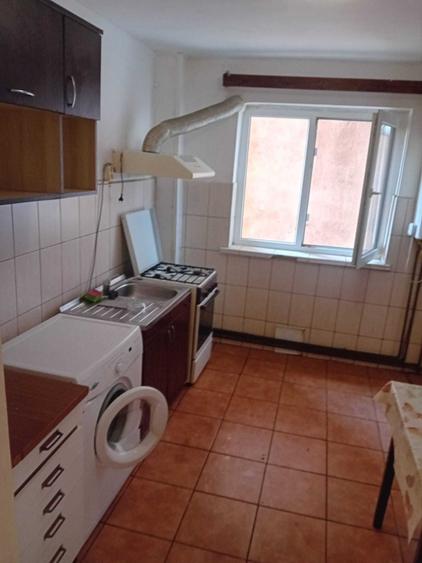 Apartament cu 3 camere decomandat în Craiovița Nouă