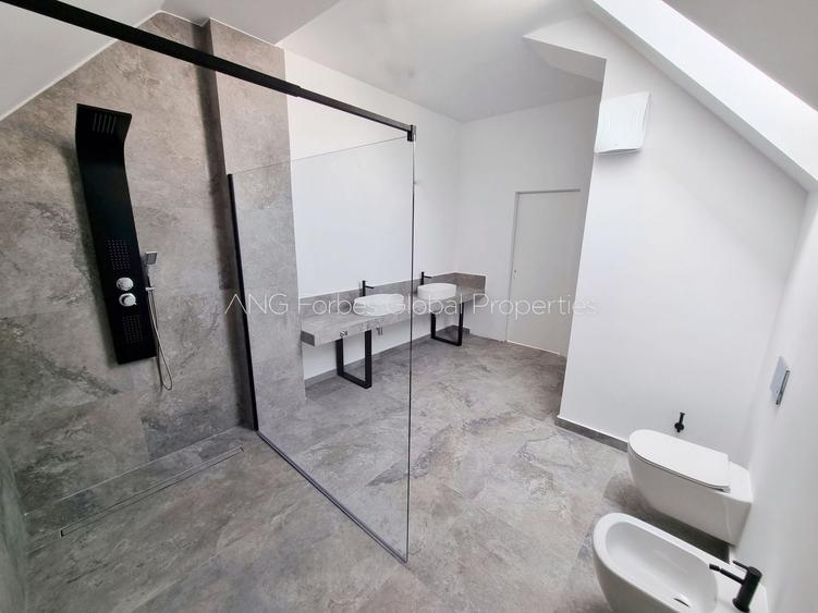 Penthouse cu 5 camere decomandat în Băneasa