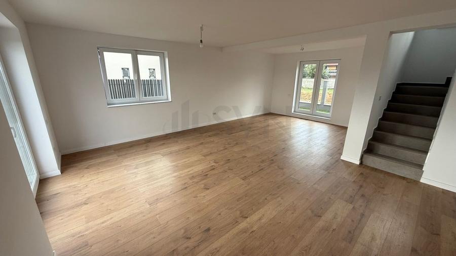 Casă individuală cu 4 camere cu Canalizare în Sânpetru