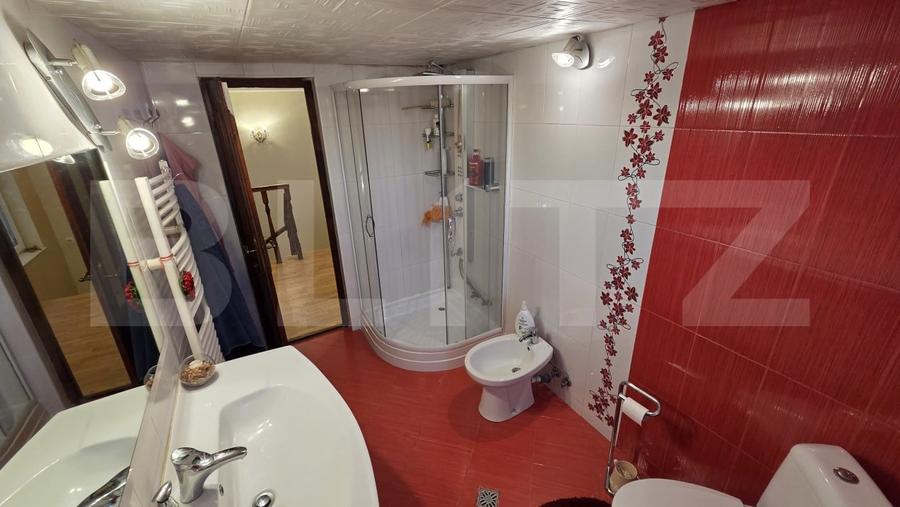Casă individuală cu 7 camere cu Garaj în Cetate