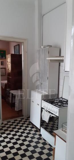 Apartament cu 3 camere semidecomandat, mobilat în Central