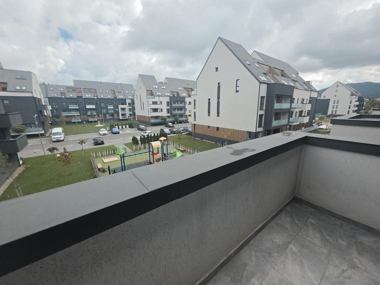 Apartament cu 3 camere semidecomandat în Tractorul