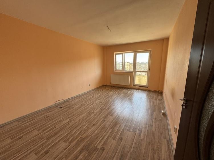 Apartament cu 3 camere decomandat în Calea București