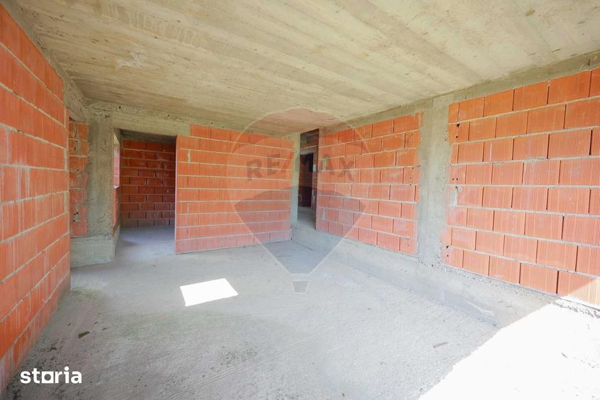 Casă cu 6 camere cu Teren 1013 Mp în Sânmartin