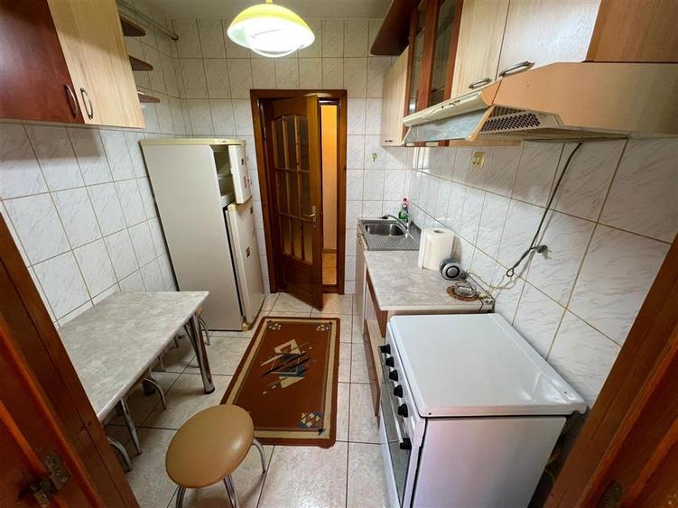 Apartament cu 3 camere decomandat, mobilat în Central
