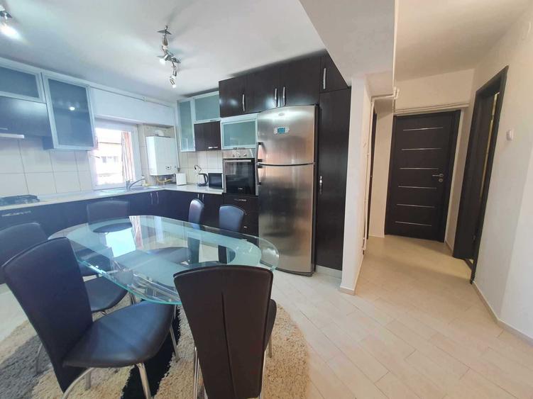 Apartament cu 3 camere decomandat în Exterior Vest