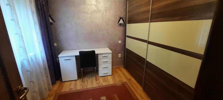 Apartament cu 3 camere semidecomandat, mobilat în Budai
